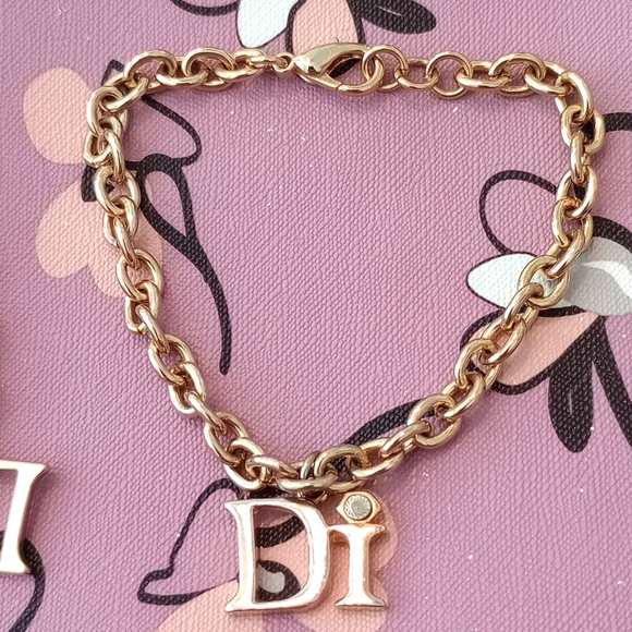 boutique Jewelry - 🧡4/$15 EUC PRINCESS Di gold bracelet. Beautiful